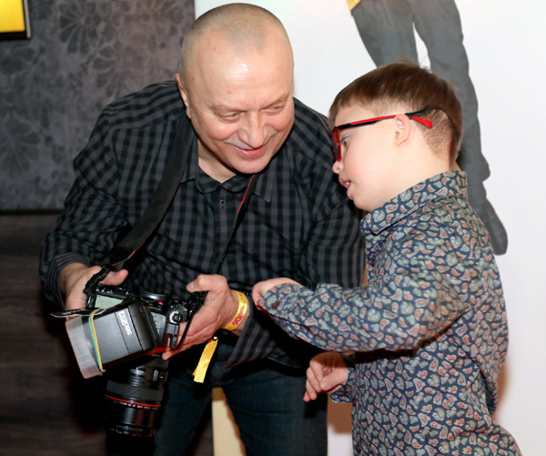 Наш фотокор Борис Кудрявов пообещал сделать из сына Бленданс достойного сотрудника «Экспресс газеты»