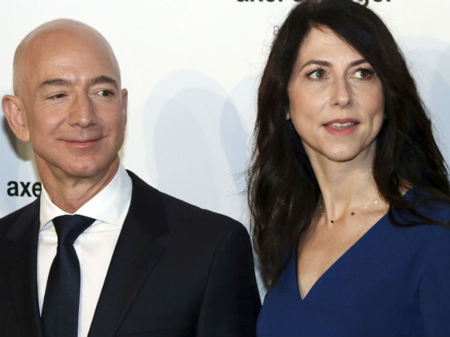Джефф Безос официально развелся