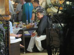 После того, как были сделаны эти снимки, Михаил Ефремов разгуливал по холлу отеля в банном халате в поисках «добавки» горячительного. Фото: Архив КП