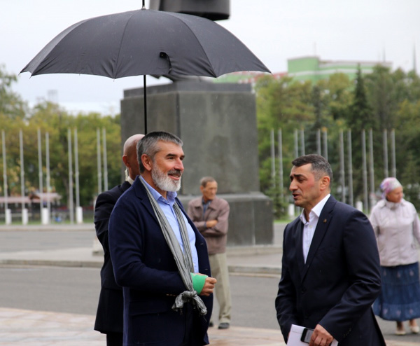 Владимир Евгеньевич со сломанной после падения с пони рукой. Провокация английский спецслужб оказалась особенно чувствительной для гитариста - виртуоза