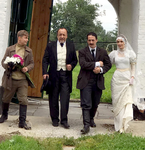 В сериале «Ростов» с Александром Головиным, Виктором Терелей и Артуром Смольяниновым****. Фото: PR НТВ