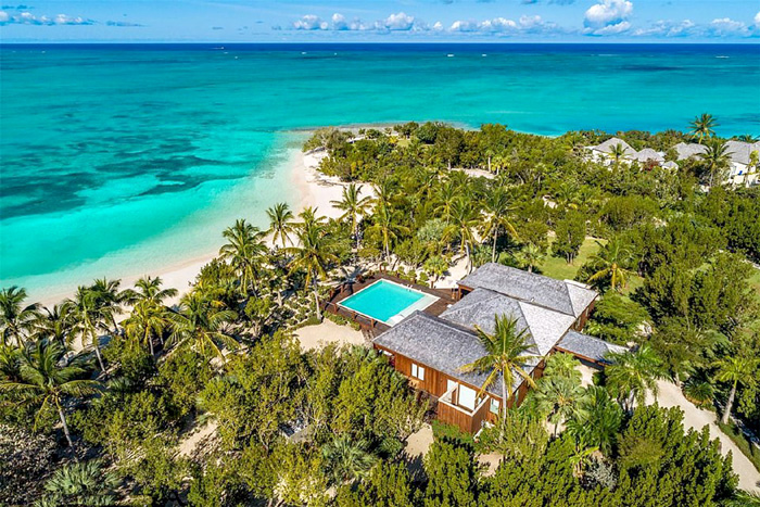 Имение расположено на берегу моря