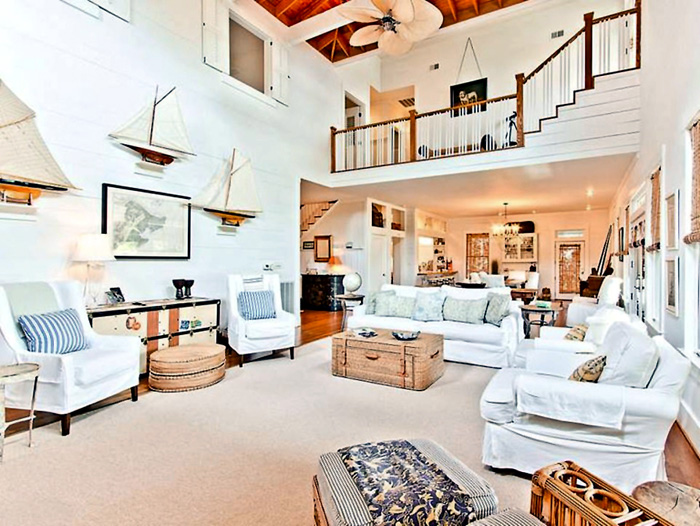 Все помещения в здании выполнены в светлых, характерных для американского юга, тонах