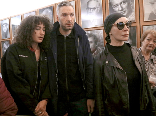 Ближайшая подруга покойной, народная артистка Татьяна Васильева, пришла на панихиду со своими детьми - Филиппом (от Анатолия Васильева) и Лизой (от Георгия Мартиросяна)