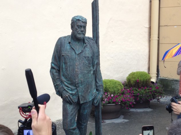 Памятник Довлатову