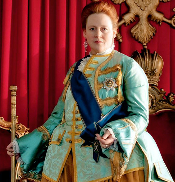 Юлия Ауг вряд ли знает, что императрица Елизавета, которую она сыграла, в 1746 году посетила Ревель (Таллин), где общалась исключительно с представителями немецкого дворянства. Об эстонской нации тогда и не слыхали