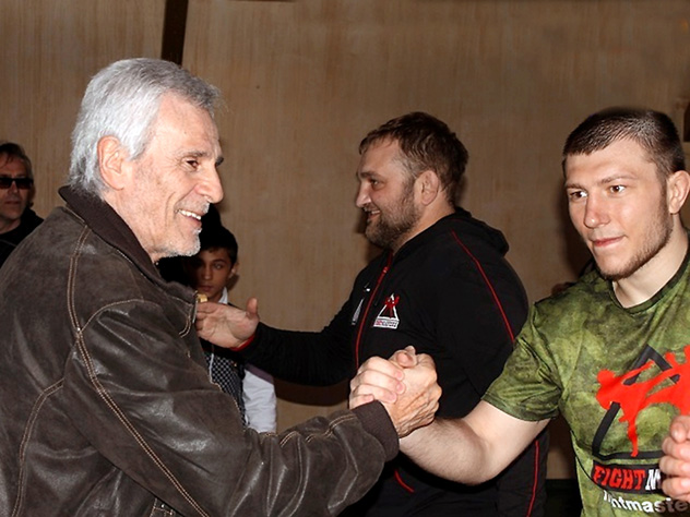 Легендарного актера тепло приветствуют граждане ДНР