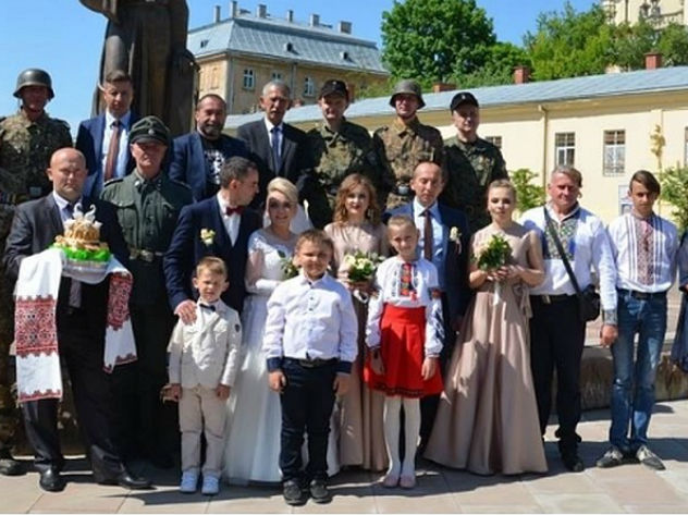 Во Львове гости пришли на свадьбу в нацистской форме