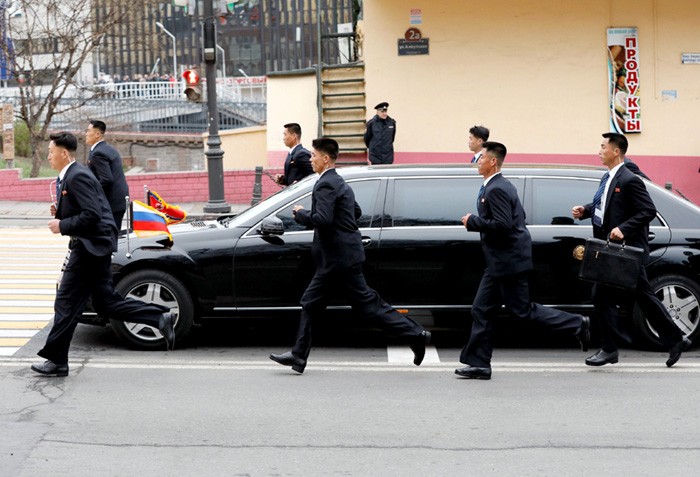 Бегущие охранники защищали автомобиль лидера КНДР со всех сторон