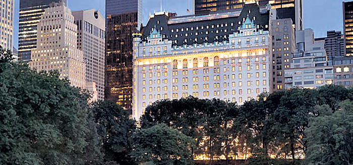 В банкетном зале отеля The Plaza могут рассесться до 500 гостей, а потолкаться на фуршете - до 1 тыс.