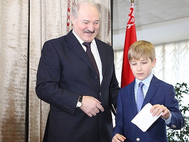 Александр Лукашенко и его сын Николай