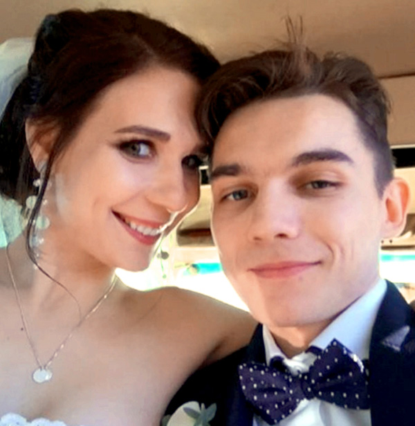 Антон моложе Алены на пять лет