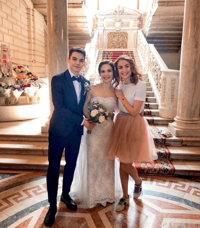Эмма Гаджиева (справа) первой сообщила в Интернете о свадьбе подруги
