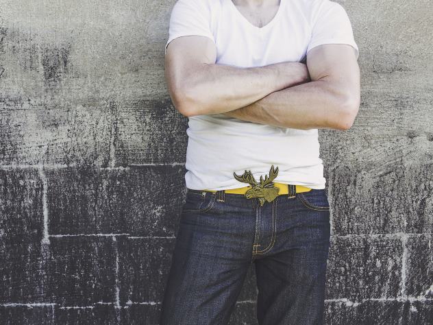 Мужчина в джинсах