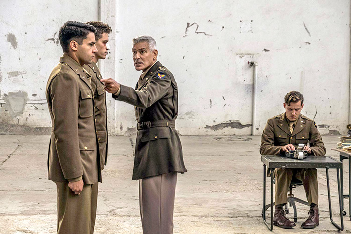 Джордж Клуни имел возможность распекать подчиненных и как полковник Кэткарт, и как режиссер
