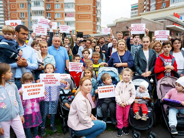 Благодаря массовым протестам жителей Раменок строительство «дома-монстра» приостановлено