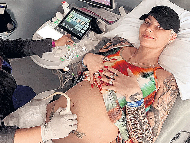 Эмбер не теряет присутствия духа и на больничной койке