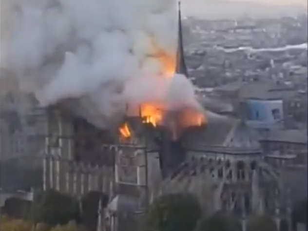 Собор Парижской Богоматери горит