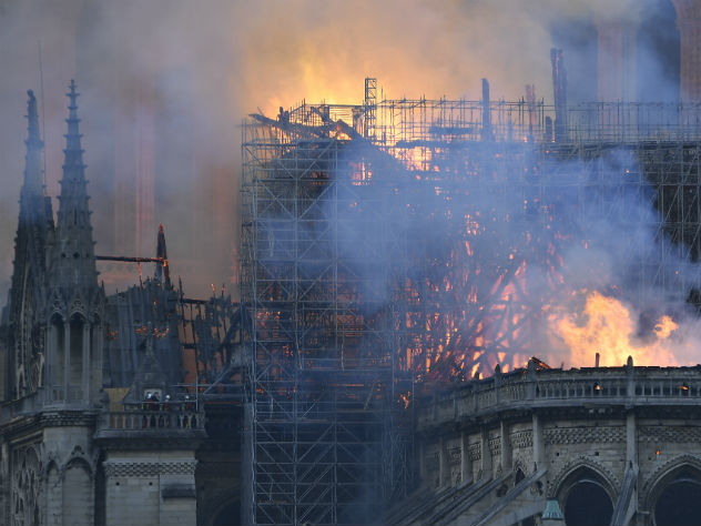 Собор Парижской Богоматери горит