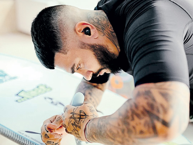 Тимур в наушниках Black Star