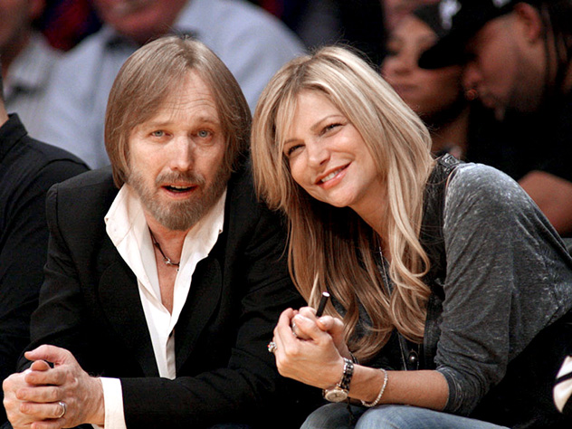 Вдова Тома Петти обвиняет его дочерей во всех тяжких