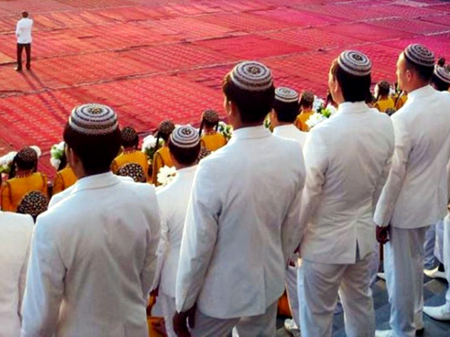 Азиатская молодёжь всегда готова выполнить любые пожелания старейшин, даже самые нелепые