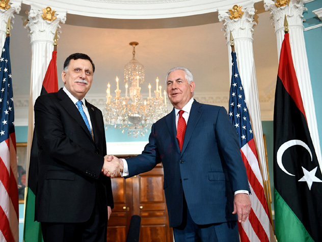 Ставленник американцев Фаиз Сарадж с бывшим госсекретарем США Рексом Тиллерсоном