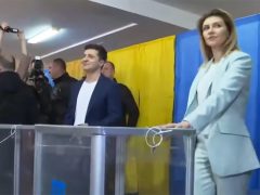 Супруги на избирательном участке. Фото: кадр YouTube