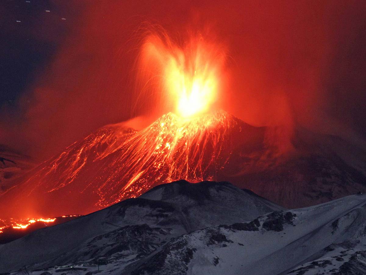На Сицилии проснулся самый большой действующий вулкан в Европе