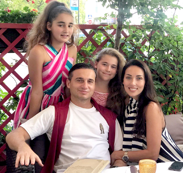 Татарская звезда с мужем-бабником и двумя талантливыми дочками