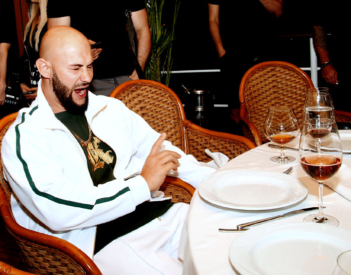 Аллергик Джиган так чихнул, что его салат улетел в прекрасное далеко