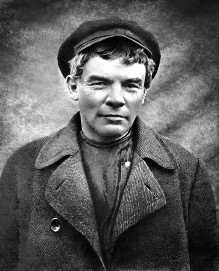 Знаменитая фотография 1917 года, в которой молодой Ленин без бороды, с кудрями под кепкой
