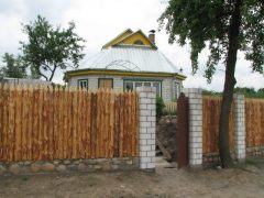 Оригинальные заборы для дачи. Фото: Dekoriko