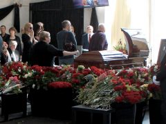 Прощание проходило в траурном зале Троекуровского кладбища