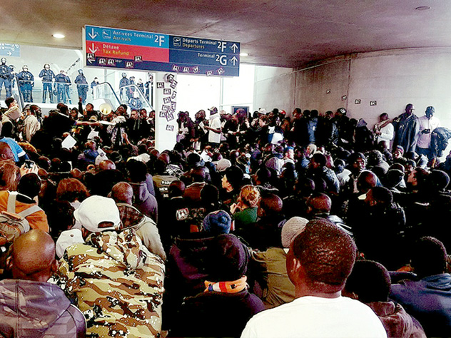 Афрофранцузы оккупировали аэропорт