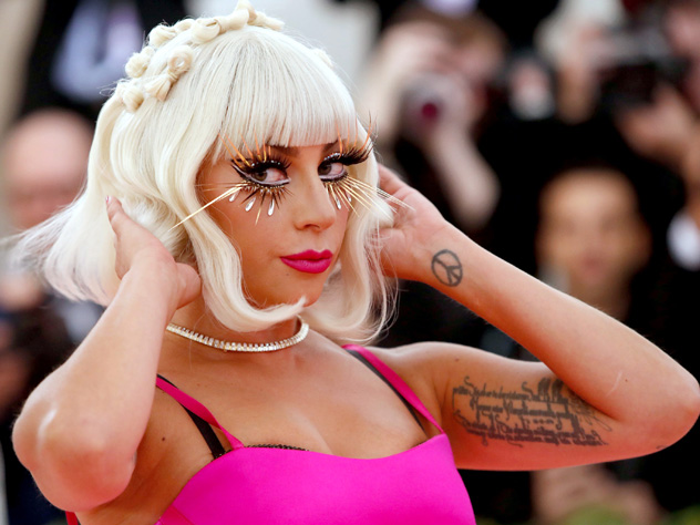 Lady Gaga на благотворительном балу в Нью-Йорке еще держала хвост пистолетом