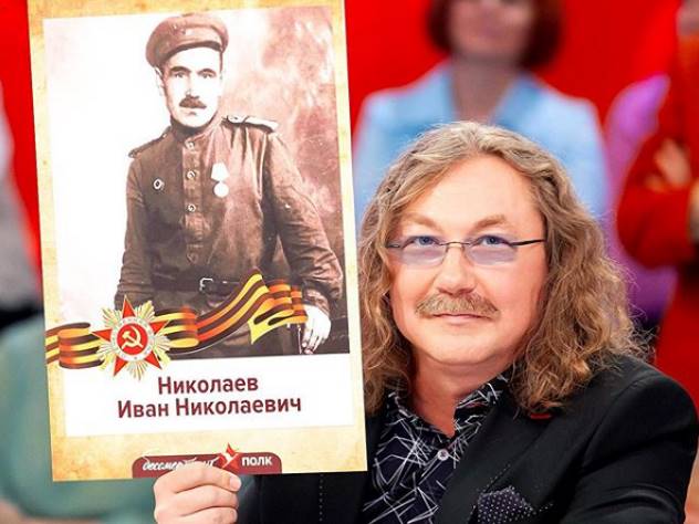 Игорь Николаев с портретом деда
