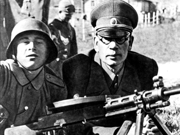 Даже таких негодяев, как генерал Власов, следует помнить