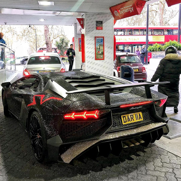 Блеск стразов на lamborghini вполне может заменить уличные фонари