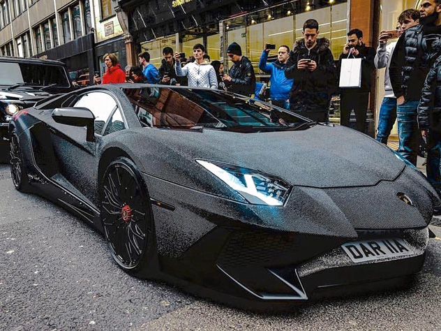 Блеск стразов на lamborghini вполне может заменить уличные фонари