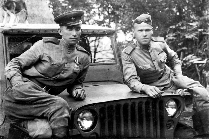 В конце войны советские офицеры пересели на юркие американские «виллисы». Наших внедорожников ГАЗ-64, которые начали выпускать еще в 1941 году, армии явно не хватало