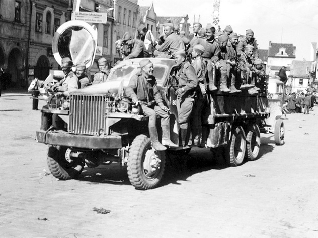 «Студебекеры» сделали Советскую армию намного более маневренной и мобильной. После войны все уцелевшие грузовики американцы потребовали вернуть. Что, конечно же, выполнено не было. Помните «Место встречи изменить нельзя»: Фокс удирал от Жеглова и Шарапова именно на такой машине