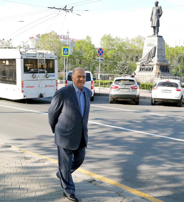 Президент фестиваля Меньшов прогуливался у памятника адмиралу Нахимову