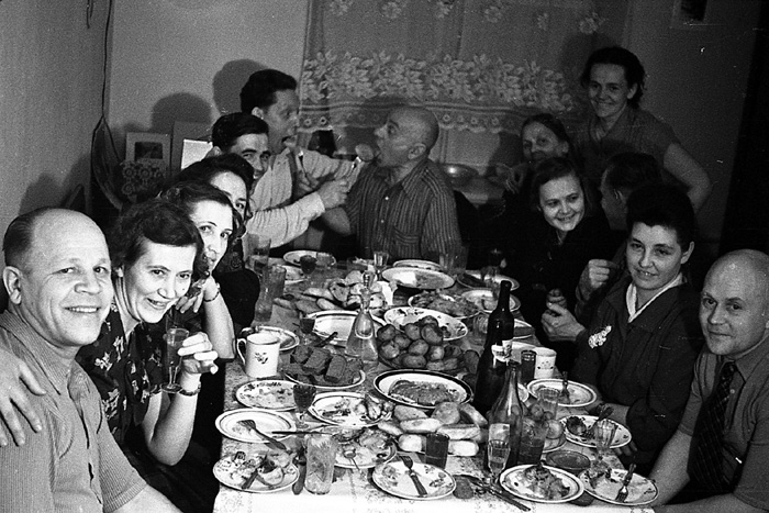 Советские люди были очень хлебосольны и любили веселые застолья