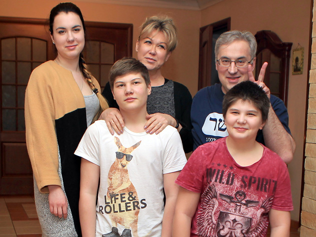 Телеведущий с женой Юлией и детьми - Артёмом, Лёшей и Александрой