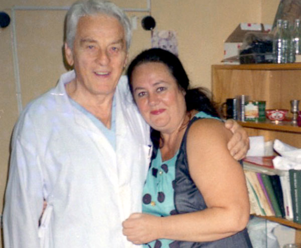 Валентина Колосова с братом Ножкина Владимиром Ивановичем в его кабинете в Склифе