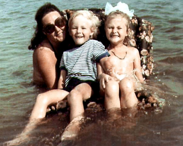 Четырехлетний Миша с мамой и подругой Катей на отдыхе в Очакове