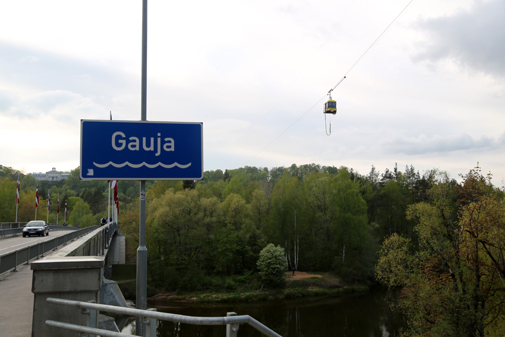 Прыгают с фуникулера над рекой Гауйа