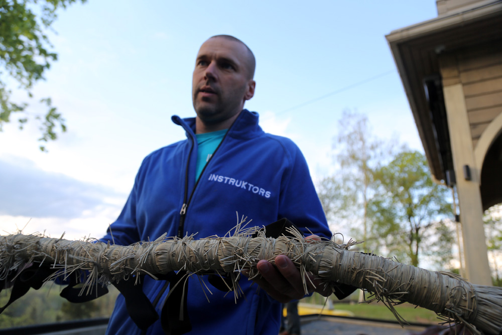 Инструктор Валдис показывает тарзанку из каучука
