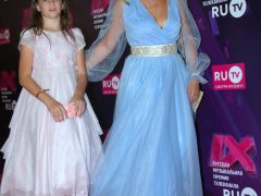 Алла Довлатова с дочерью на премии RU.TV. Фото: Борис Кудрявов, «Экспресс газета»